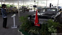Seorang pengunjung tengah melihat beragam mobil klasik yang ditampilkan dalam Pameran Arsip dan Kirab Agung Alat Transportasi Bersejarah 2020, Bantul, Yogyakarta, Kamis (26/11/2020).