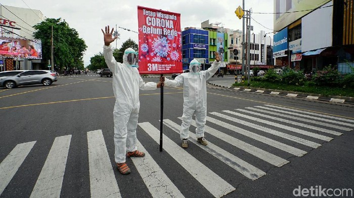 Sejumlah relawan di Kota Solo mengkampanyekan pentingnya penerapan protokol kesehatan guna menekan laju penyebaran COVID-19. Begini aksinya.