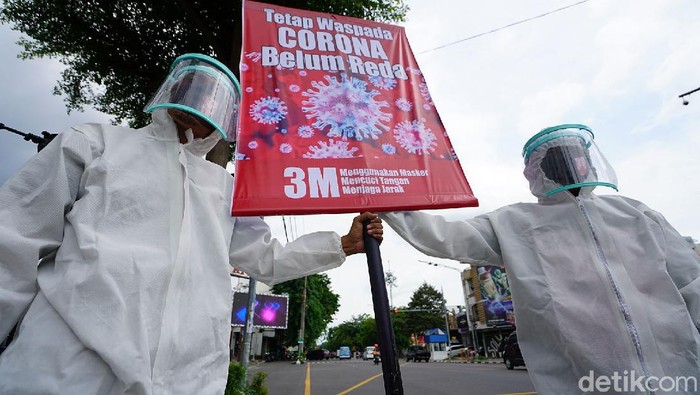 Jangan Lengah! Corona Masih Ada Sejumlah relawan di Kota Solo mengkampanyekan pentingnya penerapan protokol kesehatan guna menekan laju penyebaran COVID-19. Begini aksinya.