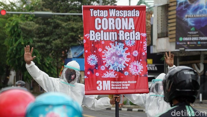 Jangan Lengah! Corona Masih Ada Sejumlah relawan di Kota Solo mengkampanyekan pentingnya penerapan protokol kesehatan guna menekan laju penyebaran COVID-19. Begini aksinya.