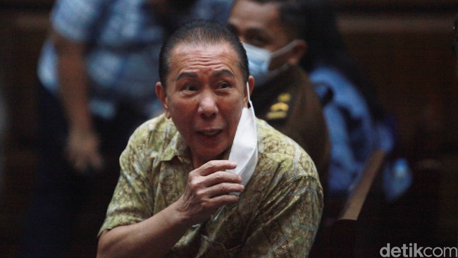 Djoko Tjandra, pemberi suap dua jenderal Polri terkait penghapusan status buron menjalani sidang mengenakan kemeja batik motif abstrak warna hijau pada November 2020 lalu. Foto: Ari Saputra