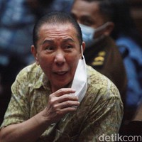 Djoko Tjandra, pemberi suap dua jenderal Polri terkait penghapusan status buron menjalani sidang mengenakan kemeja batik motif abstrak warna hijau pada November 2020 lalu. Foto: Ari Saputra