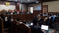 Selain keempat anggota Polri tersebut, ada pula seorang pekerja harian lepas (PHL) Polri yakni Abdul Basir Rifai yang hadir juga untuk menjadi saksi dalam sidang tersebut.