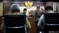 Seperti diketahui, dalam kasus ini Djoko Tjandra bersama Brigjen Prasetijo Utomo dan Anita Dewi Anggraeni Kolopaking didakwa memalsukan surat untuk kepentingan beberapa hal. Djoko Tjandra saat itu berstatus terpidana perkara pengalihan hak tagih (cessie) Bank Bali yang telah buron sejak 2009.