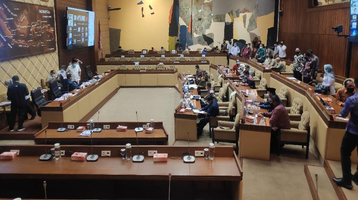 Komisi II DPR Rapat Kerja dengan Mendagri-KPU Bahas Data Pemilih Pilkada 2020