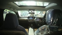 Lexus UX 300e dibekali banyak fitur penunjang keselamatan, seperti 8 SRS airbags untuk keselamatan pengemudi dan penumpang, Blind Spot Monitor berupa indikator di kaca spion ketika ada objek di sudut yang tak terlihat, Panoramic View Monitor yang dapat memperlihatkan semua sisi Lexus UX 300e di layar depan dan All-Around Parking Sensors untuk mempermudah manuver saat parkir atau ketika menyusuri jalan sempit. Foto: Rifkianto Nugroho