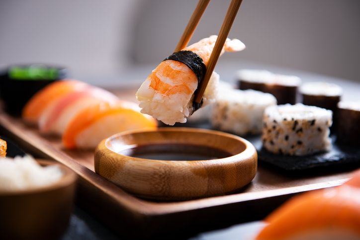 Viral Netizen Makan Sushi Pakai Nasi, Ini Cara yang Benar!