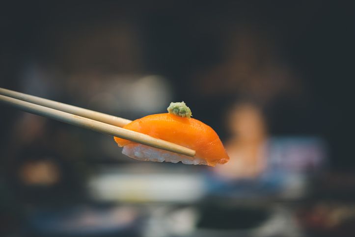 Viral Netizen Makan Sushi Pakai Nasi, Ini Cara yang Benar!