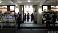 Almarhum disemayamkan di Rumah Duka Yayasan Dana Sosial Priyangan, Jalan Nana Rohana, Kota Bandung, Kamis (26/11/2020). Karangan bunga duka cita terlihat di area rumah duka tempat almarhum disemayamkan.