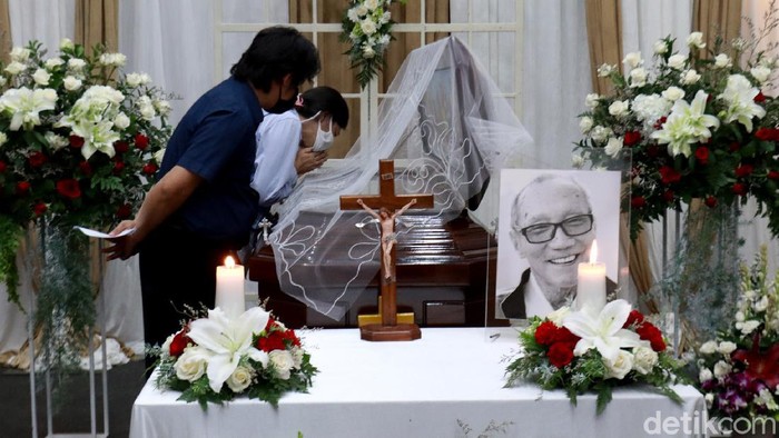 Mantan Rektor Unpar Tutup Usia, Begini Suasana di Rumah Duka Mantan Rektor Unpar Benedictus Suprapto Brotosiswojo tutup usia di usia 86 tahun. Almarhum disemayamkan di Rumah Duka Yayasan Dana Sosial Priyangan, Bandung.