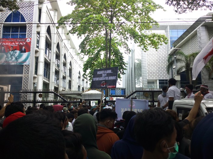 Massa demo menolak kedatangan Habib Rizieq di Medan (Datuk Haris-detikcom)
