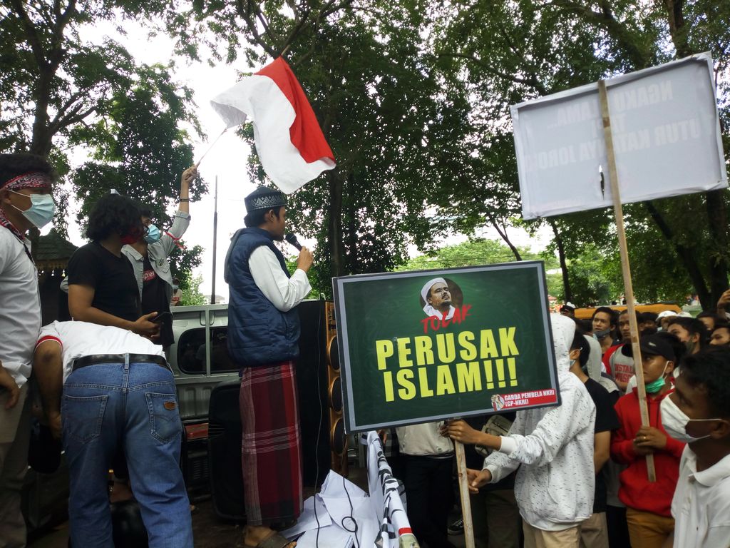 Massa demo menolak kedatangan Habib Rizieq di Medan (Datuk Haris-detikcom)