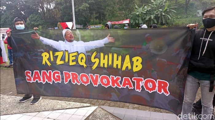 Massa di Sukabumi Tolak Habib Rizieq