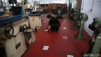 Tanda jaga jarak juga ditempel di bengkel praktek.