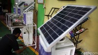 Petugas sekolah mempersiapkan tempat cuci tangan bertenaga solar kreasi siswa SMKN 26 Jakarta.
