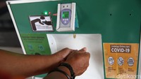Pihak sekolah juga memasang alat pengukur suhu.