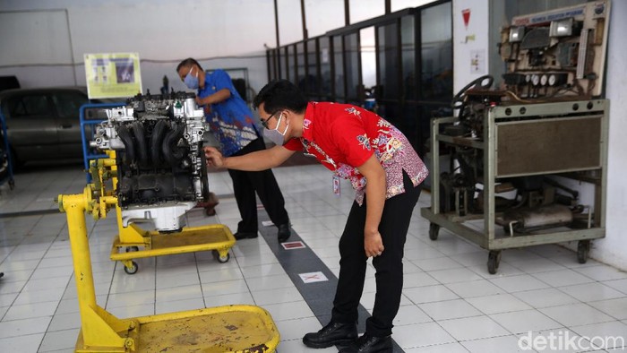 SMK Negeri 26 Jakarta mempersiapkan diri jelang rencana sekolah tatap muka. Seperti diketahui, Kemendikbud telah mengijinkan sekolah tatap tahun 2021 mendatang.