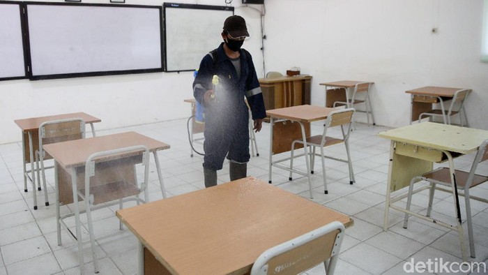 SMK Negeri 26 Jakarta mempersiapkan diri jelang rencana sekolah tatap muka. Seperti diketahui, Kemendikbud telah mengijinkan sekolah tatap tahun 2021 mendatang.