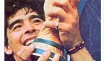 Aktor Bollywood Shah Rukh Khan pun berduka cita. Maradona, kamu membuat sepakbola menjadi lebih indah, tulisnya. Foto: istimewa