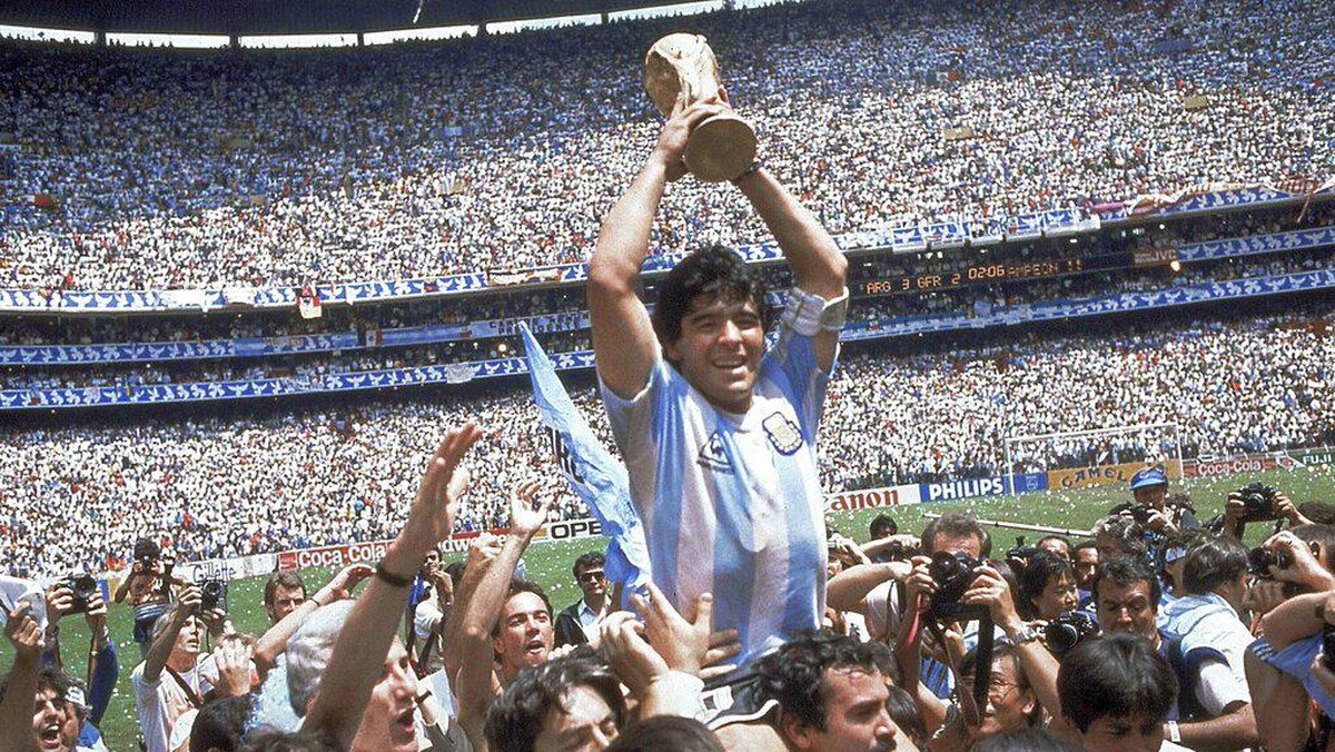 Diego Maradona kala membawa Argentina juara Piala Dunia 1986. (Foto: AP Photo/Carlo Fumagalli, File)