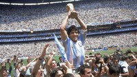 Kabar duka datang dari dunia sepakbola. Diego Maradona meninggal dunia di usia 60 tahun. Maradona wafat akibat henti jantung. Legenda sepakbola asal Argentina itu menghembuskan napas terakhir di rumahnya, Rabu (25/11/2020) malam WIB. AP Photo/Carlo Fumagalli, File  
