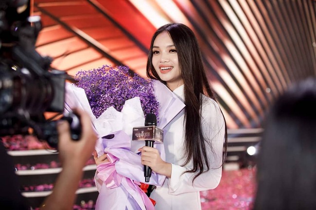 Datang dari latar belakang keluarga yang sederhana, Đỗ Thị Hà dikatakan bertekad untuk kuat untuk meraih mimpinya dengan belajar dan bekerja keras. Dilansir Angelopedia, wanita yang sedang kuliah tahun ke dua di National Economics University telah melakukan banyak profesi untuk mencari uang.Foto: Instagram @missworldvietnam