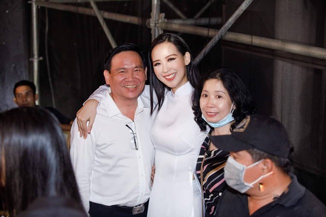 Diakui sang ayah yang bekerja sebagai petani, wanita tersebut memang anak yang baik dan berprestasi sebagai kecil. Tak heran jika ia bisa masuk universitas bergengsi dan kini mahkotai Miss Vietnam 2020. Foto: Instagram @missworldvietnam