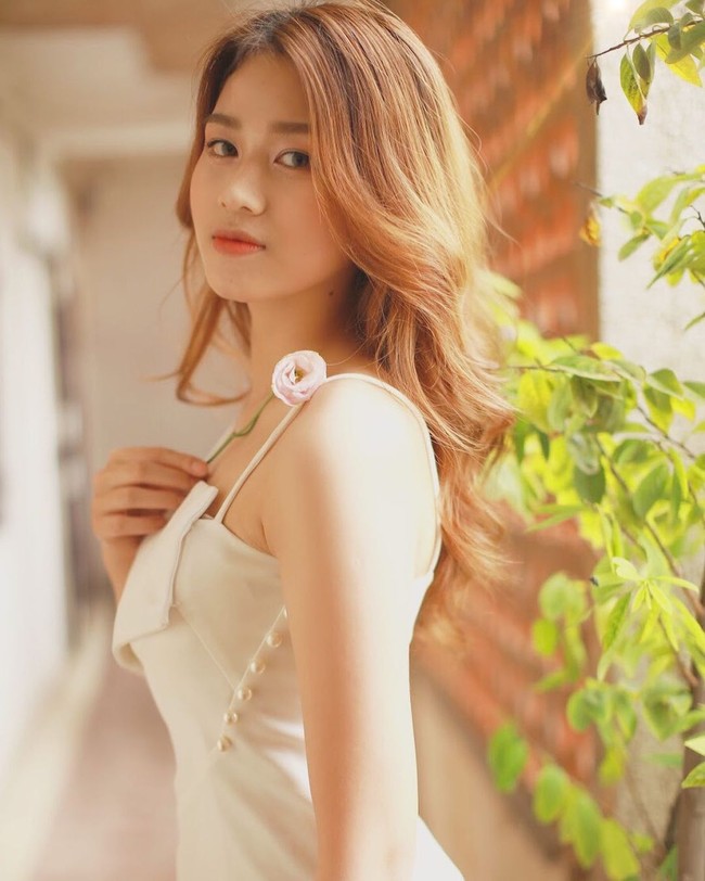 Di malam final, ketika ditanya tentang apa yang akan dilakukannya jika memenangkan Miss Vietnam 2020, wanita tersebut mengaku ingin jadi panutan untuk gadis-gadis muda. Aku pikir aku akan membawa semua hal yang diperlukan untuk gadis-gadis Vietnam. Aku pikir apakah aku akan menjadi panutan untuk orang-orang muda atau tidak, aku harus selalu menginspirasi orang-orang muda. Aku akan melakukannya, ujarnya. Foto: Instagram @doha_20.07