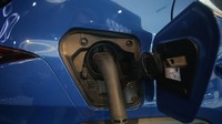 Dari hasil pengetesan internal, pengisian daya baterai Lexus UX 300e menggunakan AC wall charger membutuhkan waktu sekitar 5 - 6 jam. Jika butuh pengisian lebih cepat, dapat dilakukan pengisian daya menggunakan DC charger di SPKLU dalam waktu hanya sekitar 50 menit. Dan jika menggunakan charger darurat atau cadangan, pengisian daya bisa memakan waktu hingga 19 jam. Foto: Rifkianto Nugroho
