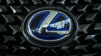 Bicara tampilan, Lexus UX 300e memiliki desain eksterior yang identik dengan varian bermesin bensin. Untuk membedakan dengan varian mesin bensin, Lexus UX 300e dibekali logo Lexus dengan garis pinggir warna biru dan emblem bertuliskan electric yang disematkan di kedua sisi bodi. Foto: Rifkianto Nugroho