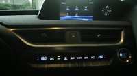 Mobil ini dilengkapi 13-speaker Mark Levinson Surround Sound System dan 10.3 Center Display. Perangkat multimedia telah dilengkapi dengan Apple CarPlay dan Android Auto penunjang berkendara. Foto: Rifkianto Nugroho