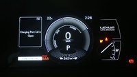 Digital Optitron Tachometer dan Head-Up Display dapat menampilkan informasi berkendara seperti kecepatan dan daya baterai di kaca depan sisi pengemudi. Mobil ini juga sudah memakai Electronic Drive Selector untuk pengalaman mengemudi mobil layaknya sebuah Lexus flagship. Mobil ini juga sudah memakai Electronic Drive Selector untuk pengalaman mengemudi mobil layaknya sebuah Lexus flagship. Foto: Rifkianto Nugroho