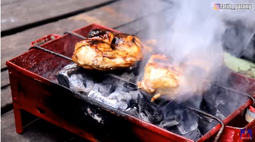 YouTuber Ini Ajak Anak-anak Punk Mukbang Ayam Bakar