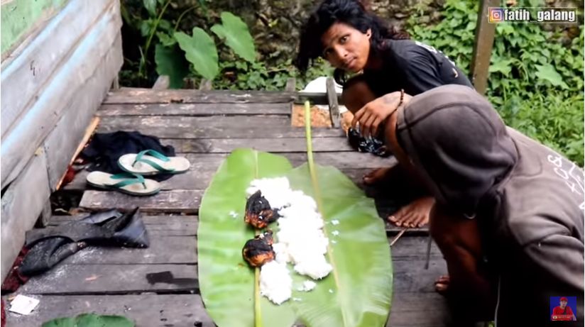 YouTuber Ini Ajak Anak-anak Punk Mukbang Ayam Bakar