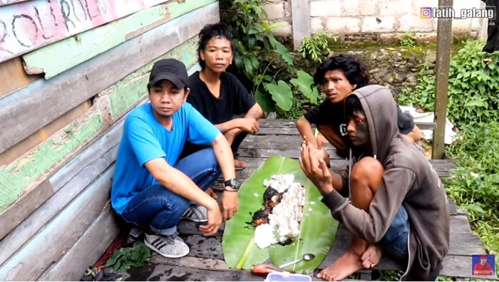 YouTuber Ini Ajak Anak-anak Punk Mukbang Ayam Bakar