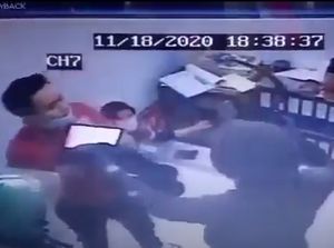 Ngeri! Aksi Perampok Bercelurit di Minimarket Bekasi