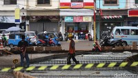 Terkait dengan penataan kawasan Stasiun Tebet, PKL yang berada di area pintu keluar Stasiun Tebet pun akan direlokasi ke sisi barat stasiun tersebut.