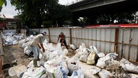 Sejumlah pekerja tengah sibuk melakukan penataan di kawasan Stasiun Tebet, Jakarta, Kamis (26/11/2020).