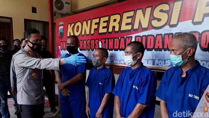 Para perampok yang gondol mesin ATM di Brebes beberapa pekan lalu akhirnya ditangkap. Para pelaku dipajang di Mapolres Brebes, Kamis (26/11/2020).