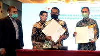 Direktur Consumer and Commercial Banking PT Bank Tabungan Negara (Persero) Tbk. Hirwandi Gafar bersama Dewan Pembina Himpunan Kawasan Industri Indonesia (HKI) Halim Shahab, Ketua Umum HKI Sanny Iskandar dan Sekjen HKI Priyo Budianto menunjukkan Naskah Memorandum of Understanding (MoU), di Jakarta, Kamis (26/11). Foto: dok. HKI