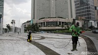 Pembersihan lantai keramik bundaran Tugu Selamat Datang menjadi bagian dalam perawatan rutin karena merupakan ikon Kota Jakarta.
