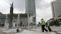 Menggunakan alat semprot mesin, petugas melakukan pembersihan mengelilingi bundaran Tugu Selamat Datang.