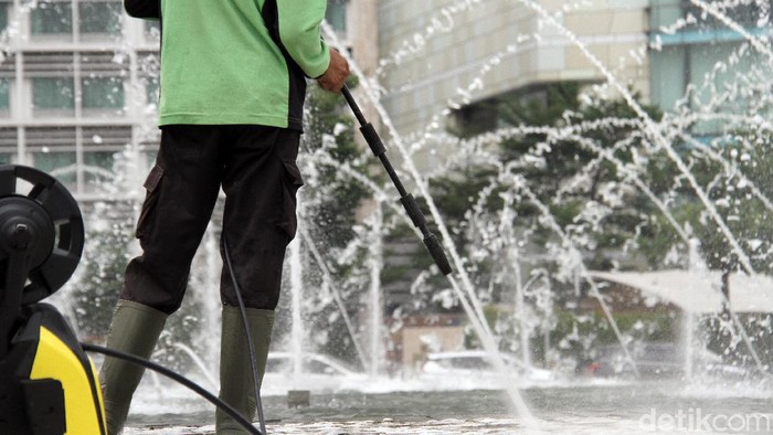 Perawatan Bundaran Tugu Selamat Datang Petugas dinas terkait membersihkan lantai keramik bundaran Tugu Selamat Datang yang ada di kawasan Jalan MH Thamrin, Jakarta Pusat