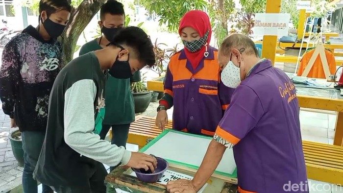 Peringati Hari Guru, Anak Jalanan di Pasuruan Diajak Nyablon