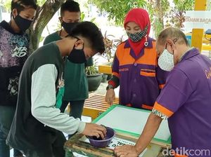 Peringati Hari Guru, Anak Jalanan di Pasuruan Diajak Belajar Nyablon