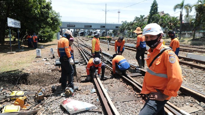 Petugas tengah memperbaiki rel kereta api di wilayah operasi Daop 2 Bandung