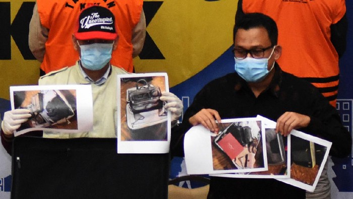 KPK memamerkan barang bukti dari kasus yang menjerat Menteri Kelautan dan Perikanan Edhy Prabowo. Terdapat barang-barang mewah yang disita KPK dalam kasus ini.