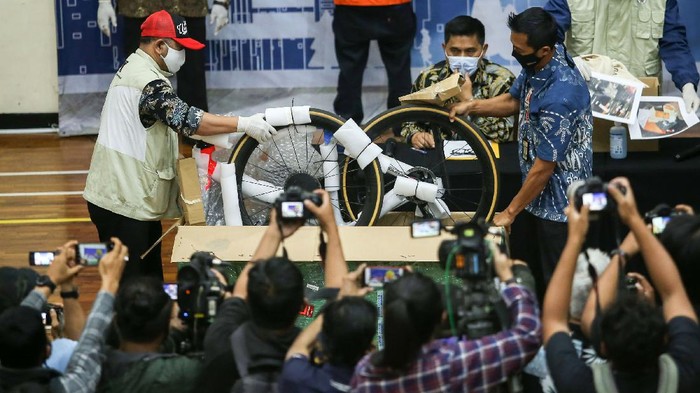 Potret Barang Mewah yang Disita Dalam Kasus Edhy Prabowo KPK memamerkan barang bukti dari kasus yang menjerat Menteri Kelautan dan Perikanan Edhy Prabowo. Terdapat barang-barang mewah yang disita KPK dalam kasus ini.