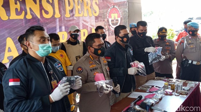 Pria Tasikmalaya dibekuk polisi gegara jual senpi via e-commerce