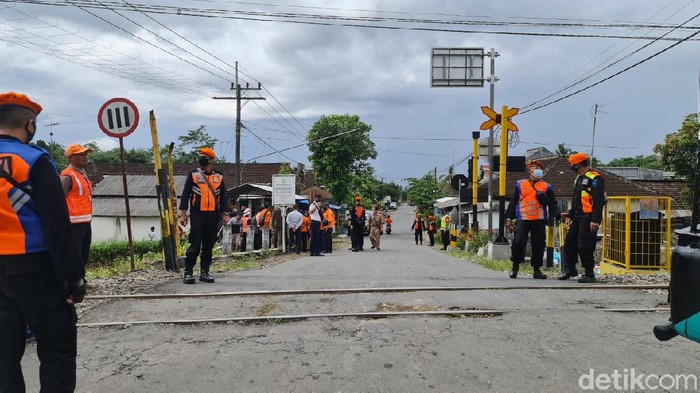 Lintasan kereta tanpa palang pintu kerap menelan korban jiwa. Sesuai aturan Kemenhub, lintasan seperti itu harusnya ditutup total.